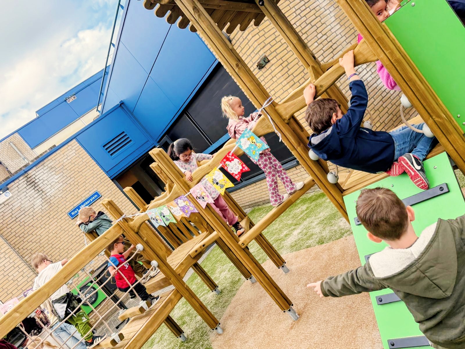 Nieuwe kleuterplein is geopend.